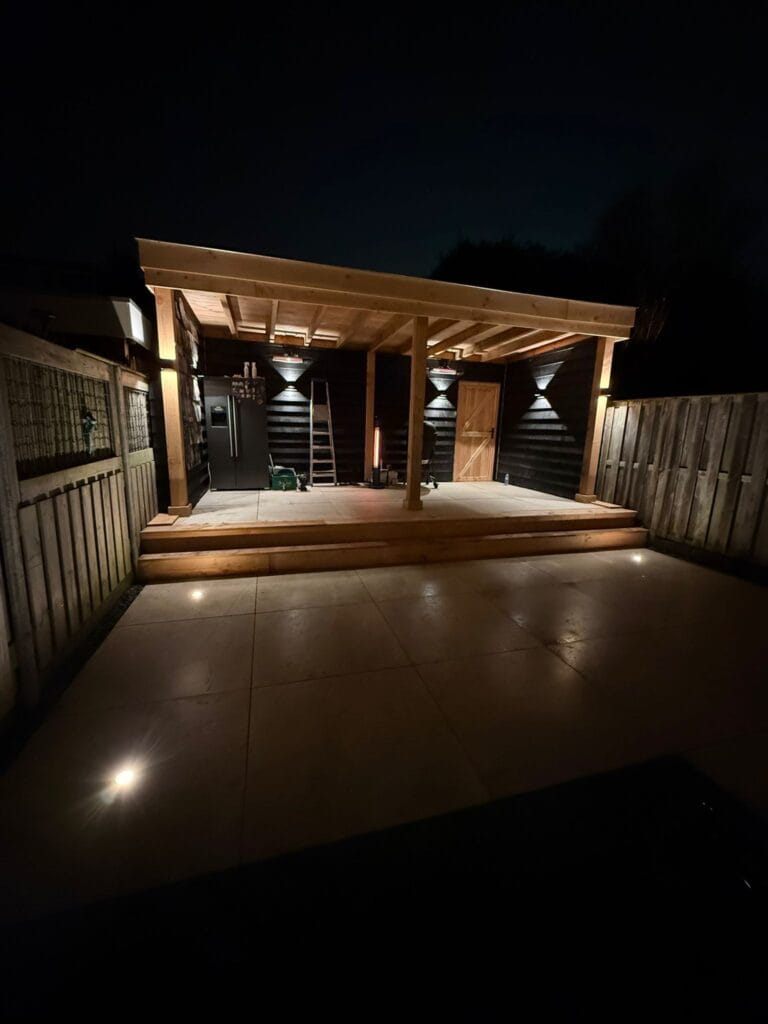 Verlichte houten veranda in donkere tuin