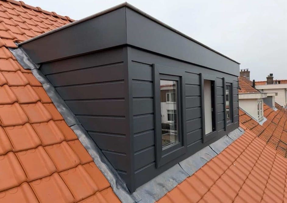 Moderne dakkapel op hellend dak met dakpannen.