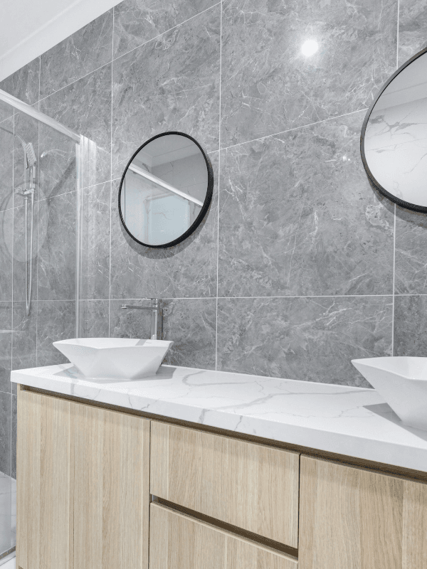 Moderne badkamer met marmeren tegels